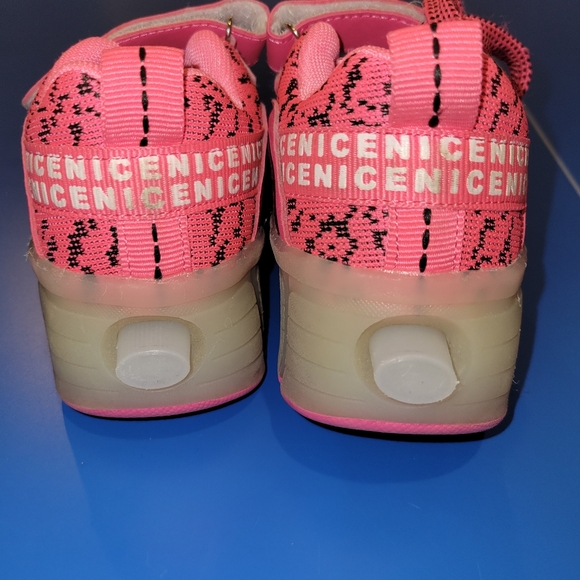 Light up roller skate sneakers - Picture 4 of 6